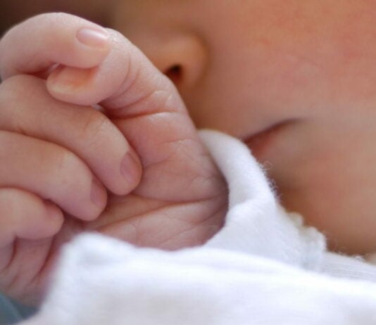 Das Baby hatte es sehr eilig und kam bei klirrender Kälte im Auto zur Welt.