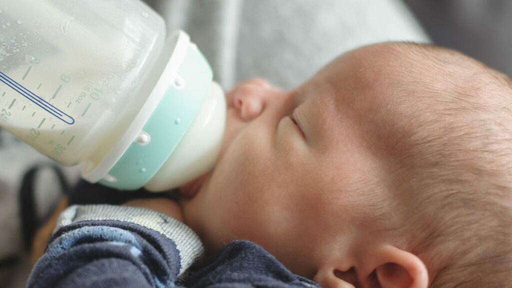 Giftstoffe in Babynahrung? Auch Danone ruft Milchpulver zurück