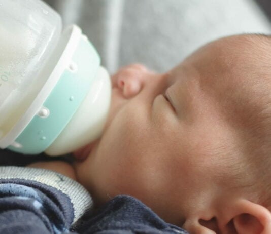 Danone hat bestimmte Chargen seiner Babynahrung von Aptamil zurückgerufen.