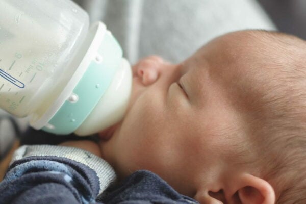 Danone hat bestimmte Chargen seiner Babynahrung von Aptamil zurückgerufen.