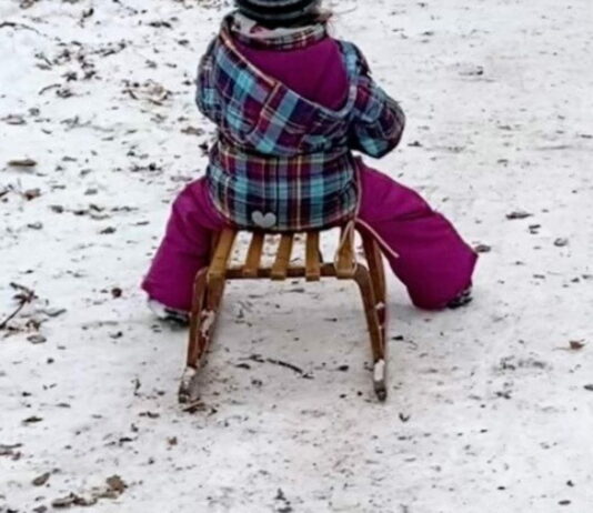 Die meisten Kinder lieben es, zu rodeln - der Helm sollte dabei aber nicht fehlen.