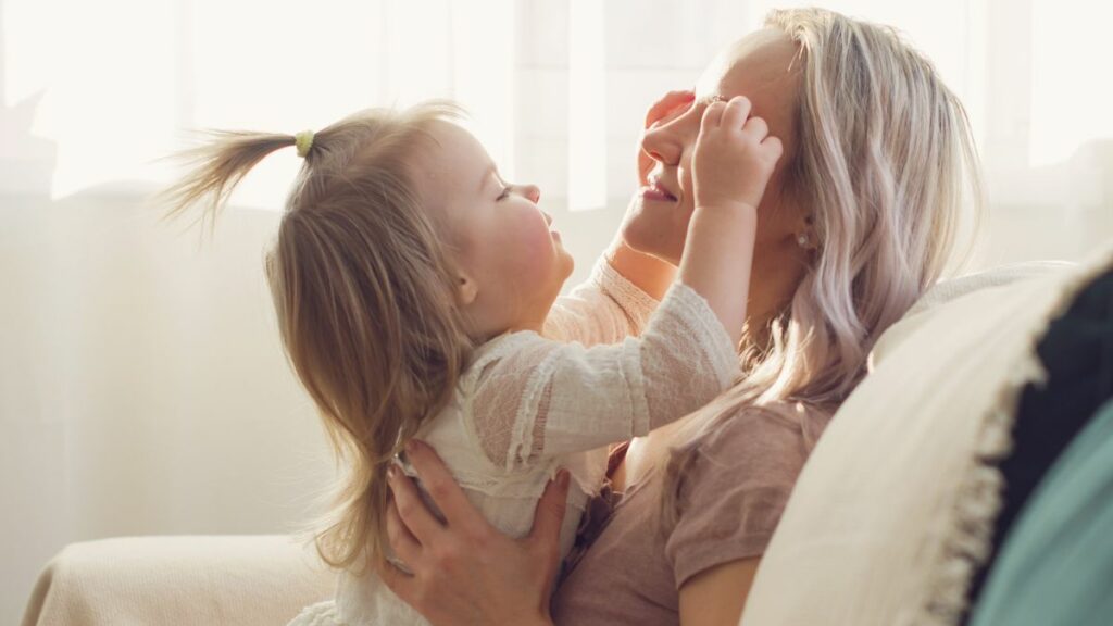 Bist du eine Klettverschluss-Mama? Diese Warnzeichen solltest du kennen