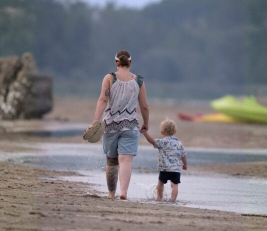 Teresa hält ihr Wunder an der Hand.