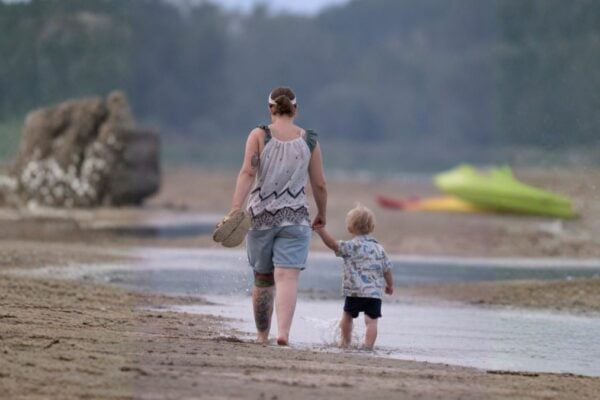 Teresa hält ihr Wunder an der Hand.