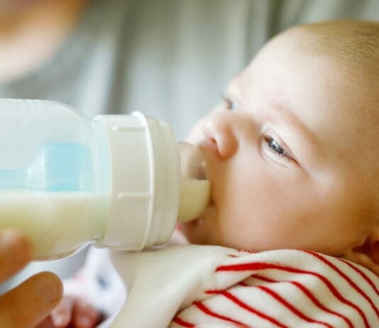 Nestlé hat bestimmte Chargen seiner Babynahrung aus Vorsicht zurückgerufen.