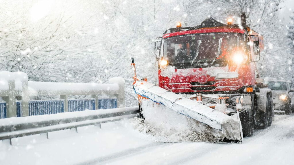 Schnee-Chaos: Schulen & Kitas zu, glatte Straßen, Ausfälle bei der Bahn