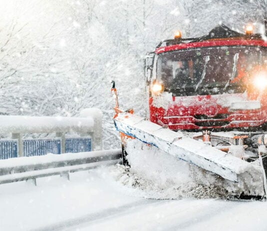 Der heftige Schneefall sorgt für Chaos auf den Straßen - und geschlossene Schulen und Kitas.
