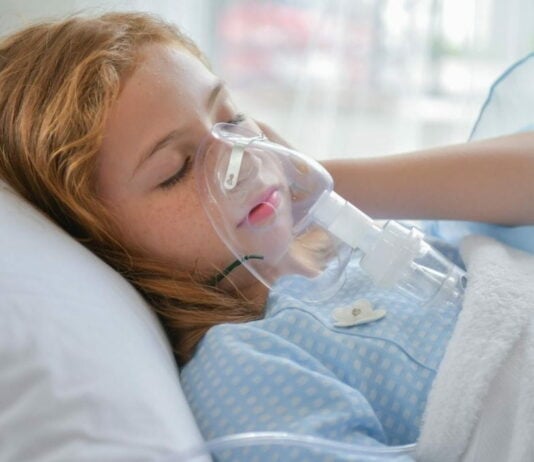 Die Super-Grippe trifft auch viele Kinder - Eltern sollten auf bestimmte Symptome achten.