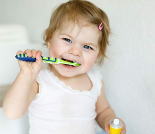 In Berliner Kitas ist tägliches Zähneputzen ab sofort Pflicht.