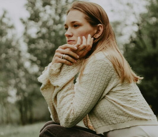 Obwohl Andrea in ihrer Ehe unglücklich ist, hat sie Angst vor einer Trennung.