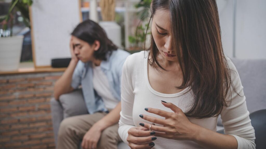 Weil Man(n) nichts im Haushalt macht, denkt jede 5. Frau an Trennung